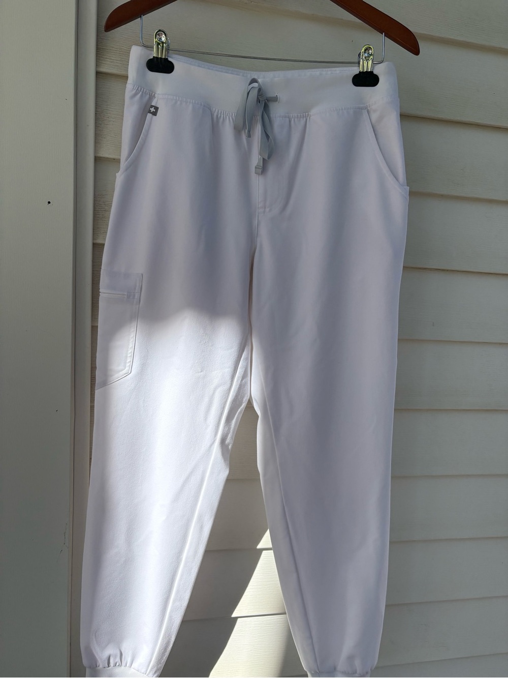 FIGS Women’s Off White Zamora jogger scrub pants. Style 1000208. EUC. PO 5623.